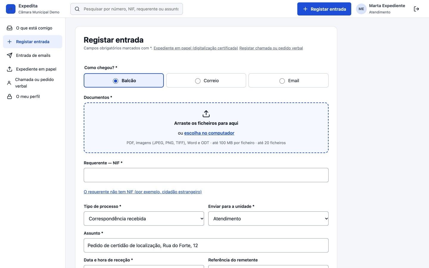 Formulário Registar entrada: como chegou (balcão, correio ou email), área para arrastar documentos até 100 MB, NIF do requerente, tipo de processo, unidade de destino e assunto.